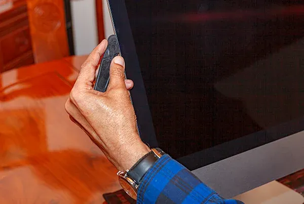 Actualizar un iMac: cortar la pantalla sellada de un iMac