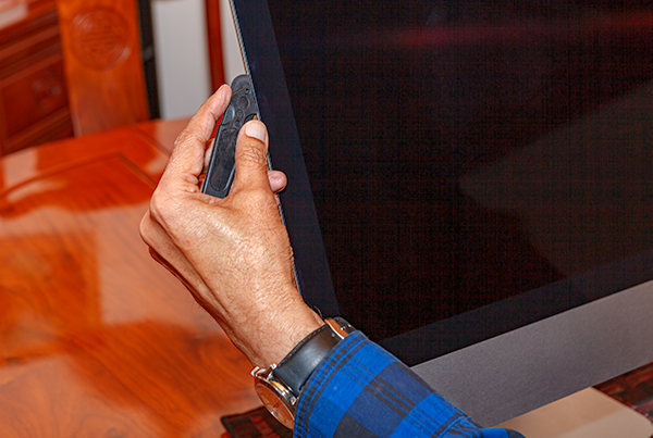 Upgrading an iMac - Cutting open the sealed screen of an iMac