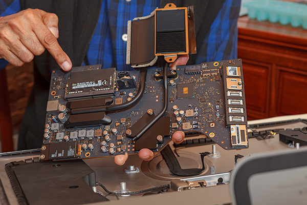 Upgrading An iMac - The Many Challenges 3 Upgrading an iMac - The RAM in an iMac Retina 4K 21.5 inches 2017