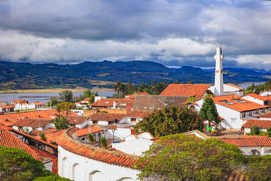 Guatavita – A Fascinating Town on the Colombian Andes 5 Guatavita - Spanish Colonial Architecture and Reservoir © Mano Chandra Dhas