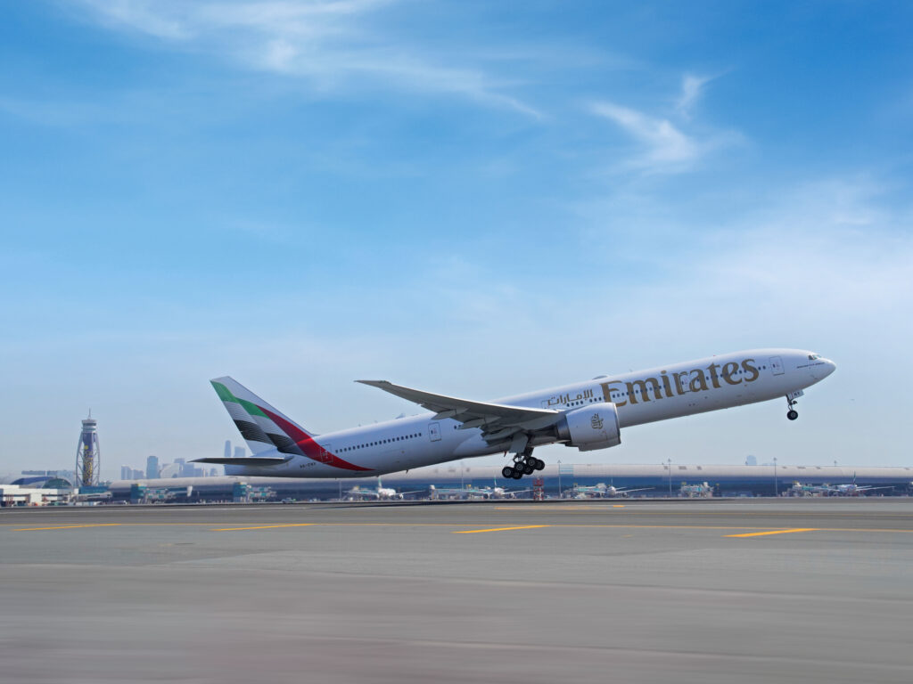 El B777-300ER de Emirates sale de Dubái - Cortesía de Emirates
